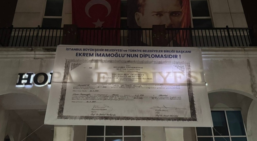 İmamoğlu'nun diploması Hopa Belediye binasına asıldı