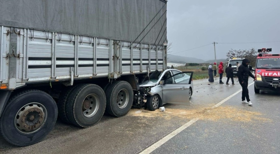 Bursa'da otomobil, kamyonun altına girdi! Sürücü ağır yaralı