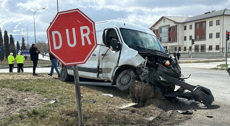 Tır, minibüse çarptı: Ölü ve yaralılar var