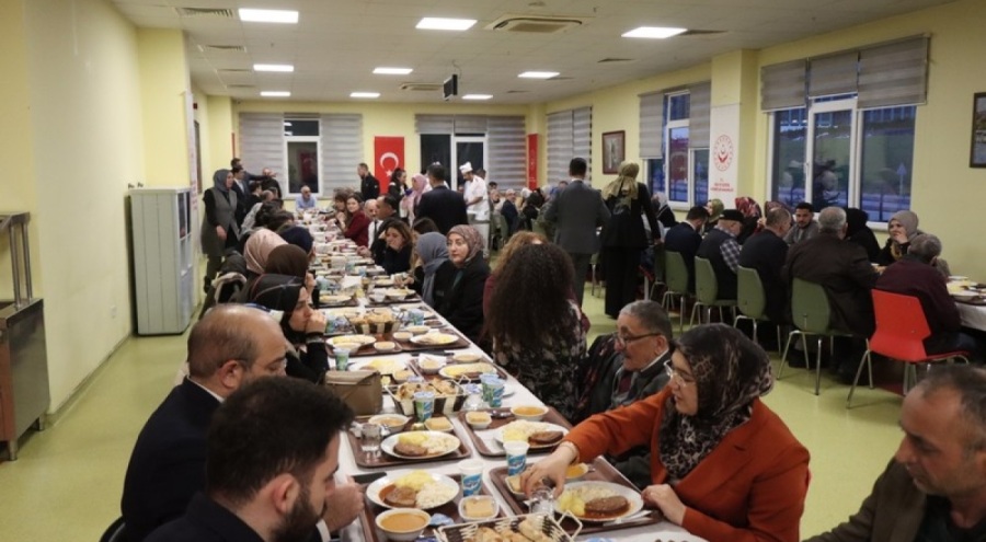 Aile ve Sosyal Hizmetler Bakan Yardımcısı Tarıkdaroğlu, huzurevi sakinleriyle iftar yaptı