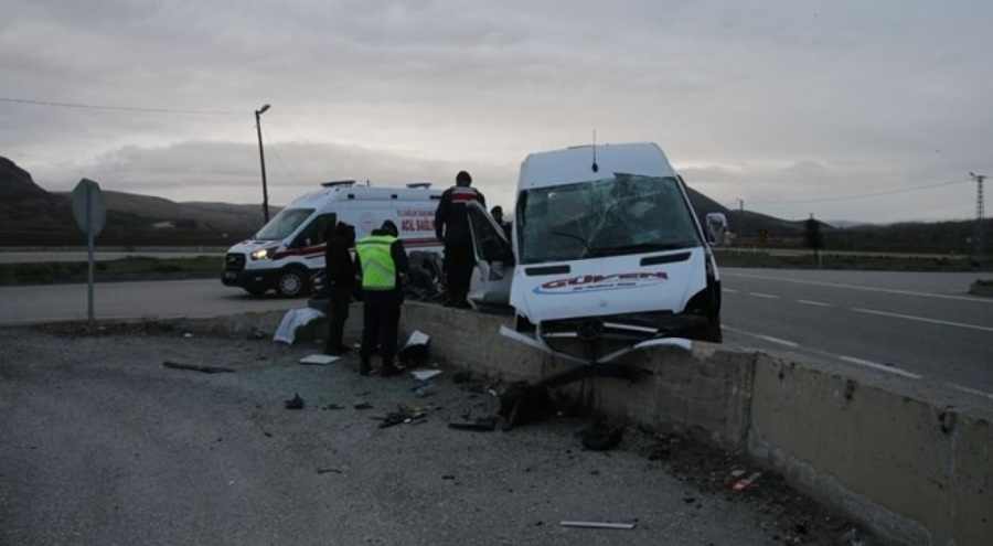 İşçi servisi istinat duvarına çarptı