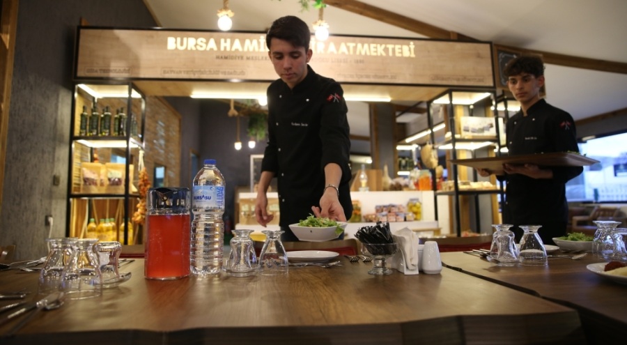Bursa'da tarım lisesinin öğrencileri yetiştirdikleri ürünlerle iftar yemeği veriyor