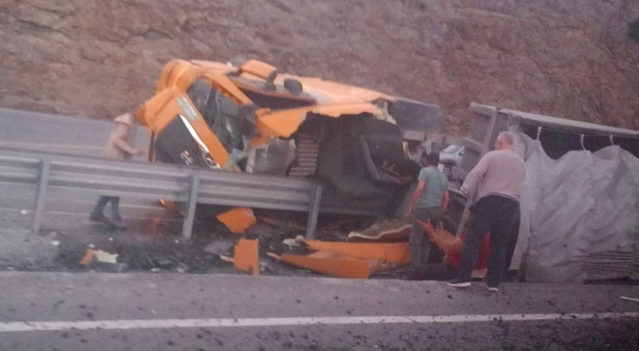 Antalya'da refüje devrilen tırdaki 2 kişi hayatını kaybetti