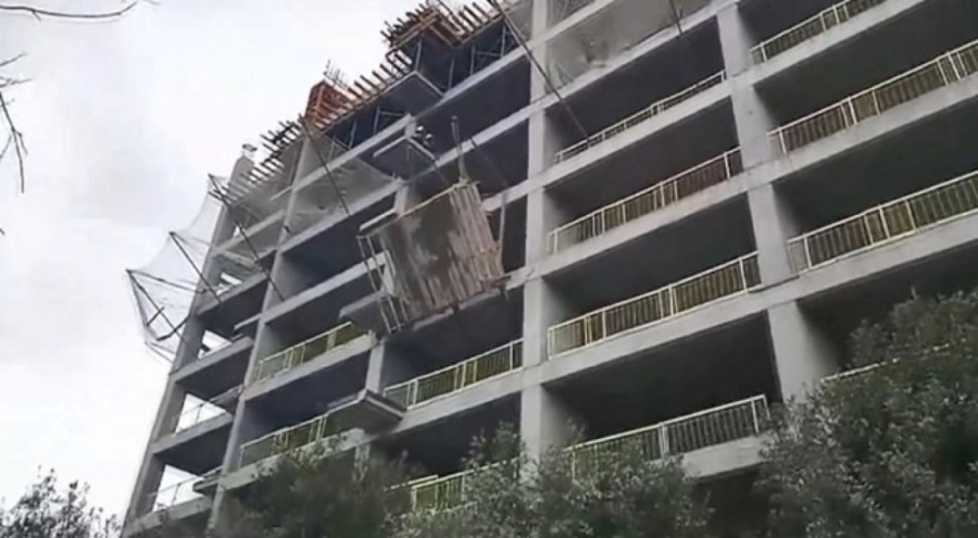 İnşaatta iskele çöktü: İki işçi ağır yaralı