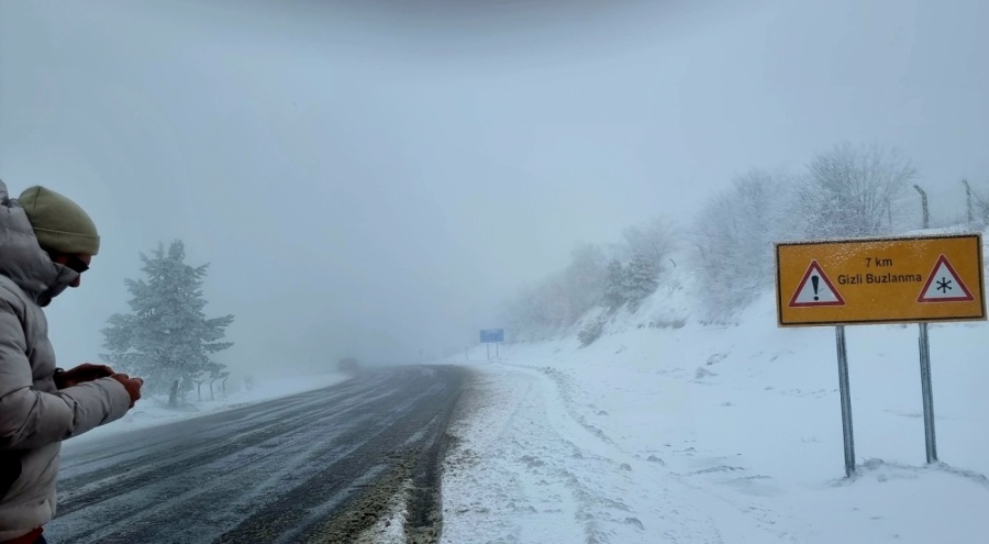 Domaniç'te kar ve buzlanma ulaşımı aksattı