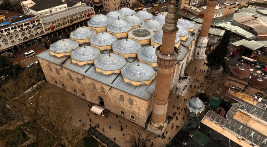 Bursa'daki tarihi Ulu Cami'nin Ramazan mahyası değişti