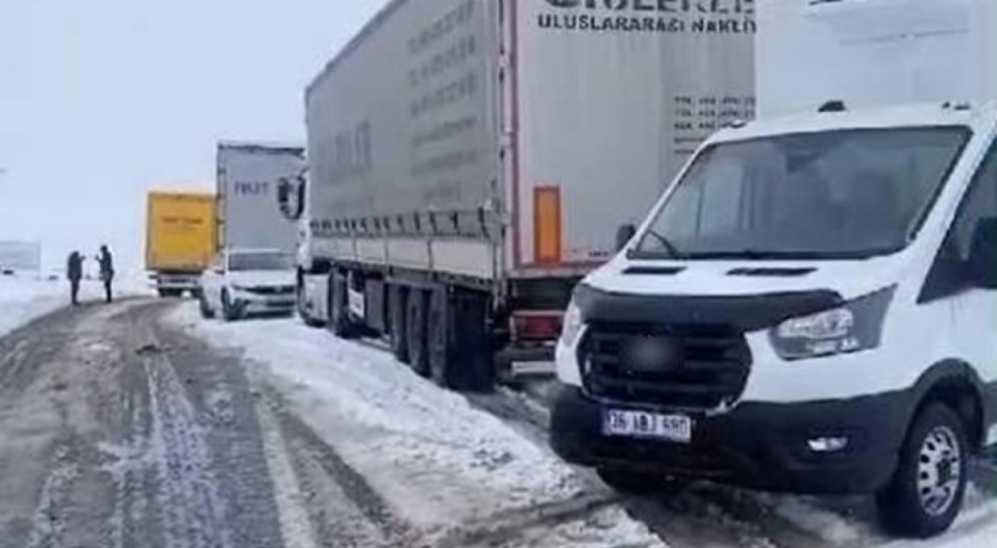 Kars-Ardahan karayolunda kar yağışı: TIR'lar kara saplandı