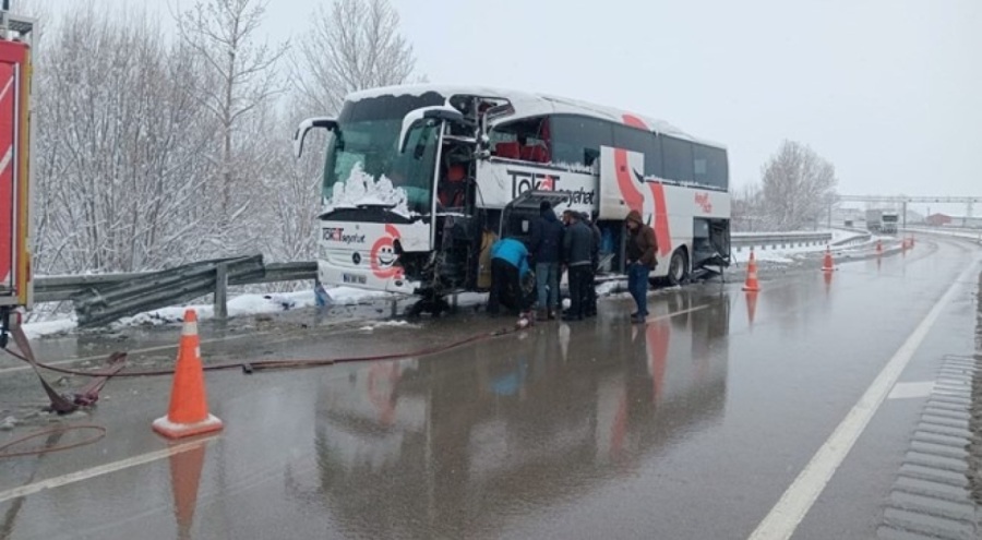 İki yolcu otobüsü çarpıştı: 6 kişi yaralandı