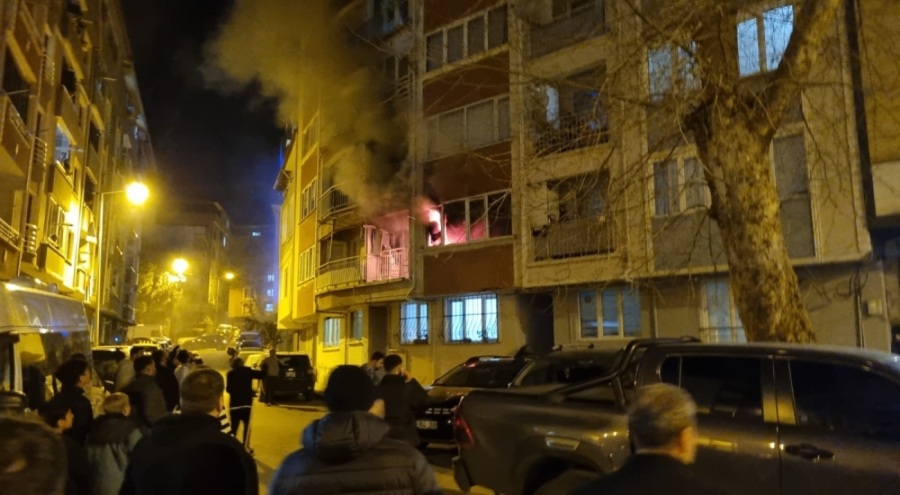 Bursa'da gece yarısı apartmanda yangın!
