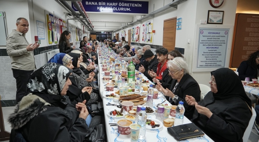 İlkokul öğrencilerinden huzurevindeki büyüklere okulda iftar jesti