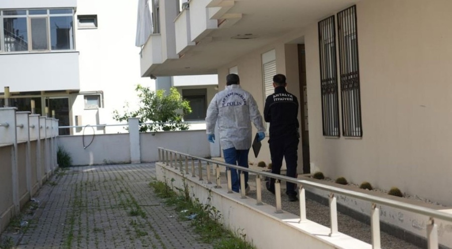 Gardırobun içinde kendini yakan adam öldü