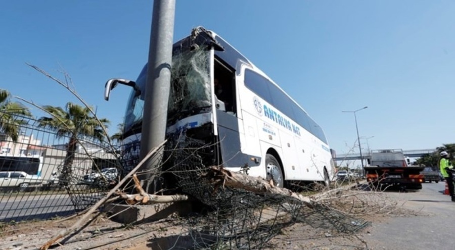 Direksiyonu kilitlenen otobüs direğe çaptı