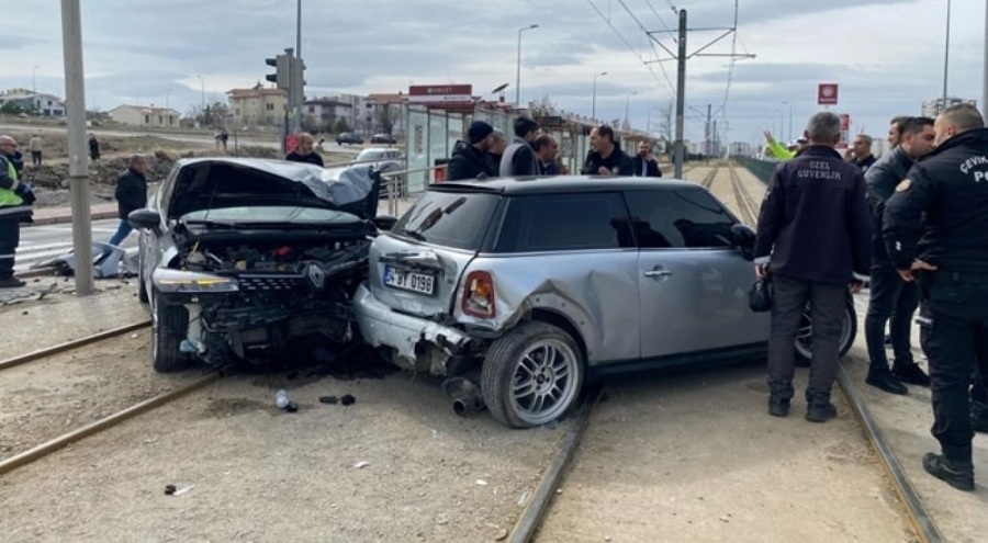 Çarpışan otomobiller tramvay yoluna sürüklendi