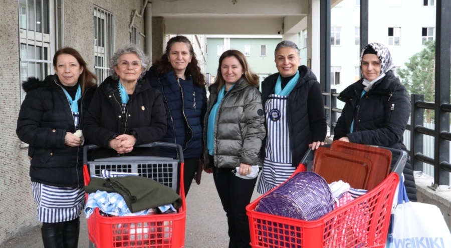 Bursa'da kanseri iki kez yendikten sonra çalışmaya başladığı dernekte hastalara umut aşılıyor