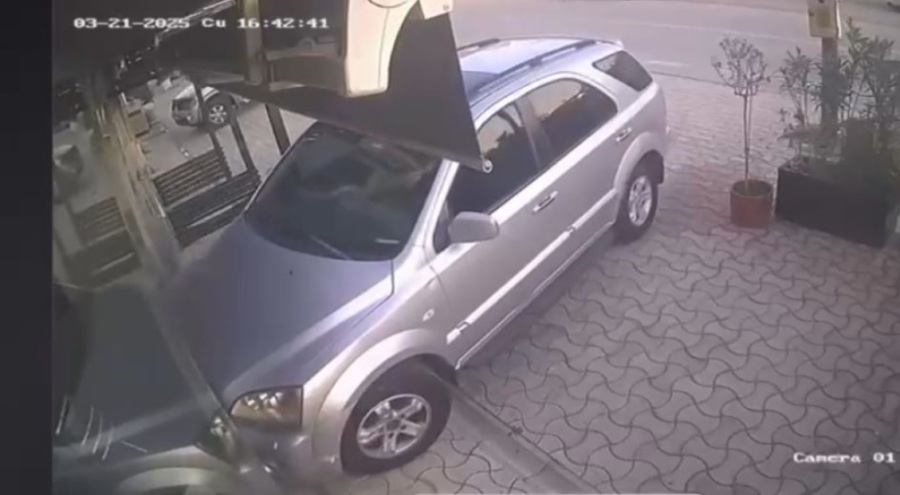 Bursa'da kuaförlük yapan kiracısının dükkanına otomobille daldı