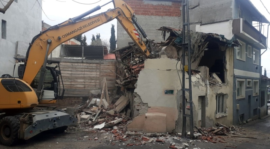Osmangazi'de metruk binalar yıkılıyor