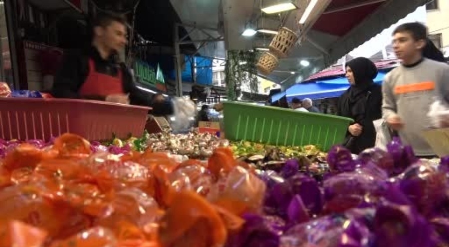 Bursa'da pazar tezgahları bayram şekeri ile renklendi