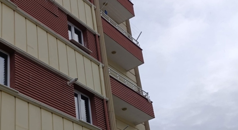 4'üncü kattan aşağı düşen bankacı hayatını kaybetti