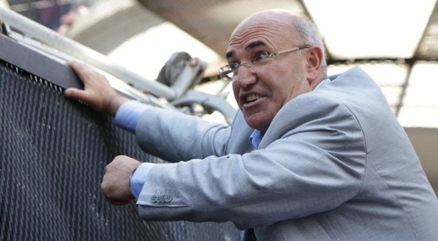 TOMA'nın üzerine çıkma, canlı yayında çorap çıkarma... İşte Mahmut Tanal'ın ikonik anları