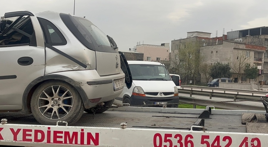 Bursa'da kontrolden çıkan otomobil tırın altına girdi