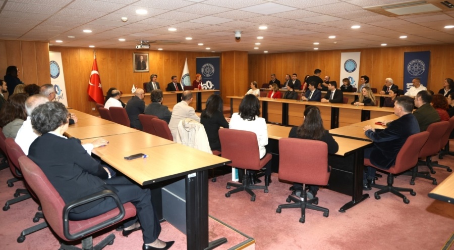 Başarılı akademisyenler ödüllendirildi