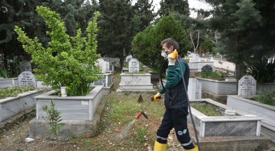 Bursa'da mezarlıklarda bayram hazırlıkları tamamlandı