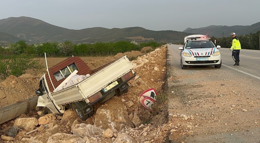 Bursa'da kamyonet şarampole uçtu