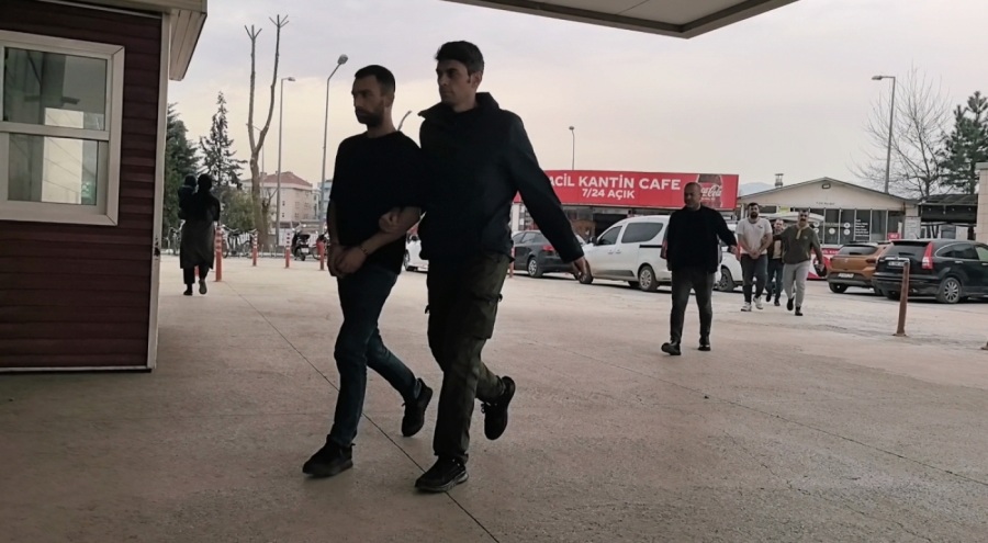 Bursa'da otomobil hırsızları önce kameraya sonra polise yakalandı