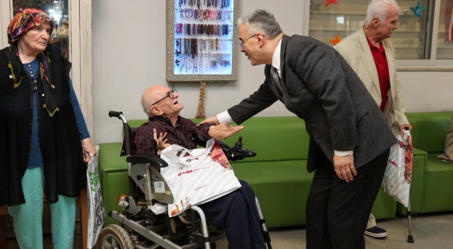 Bursa Valisi Erol Ayyıldız'dan bayram öncesi çocuklara ve büyüklere ziyaret