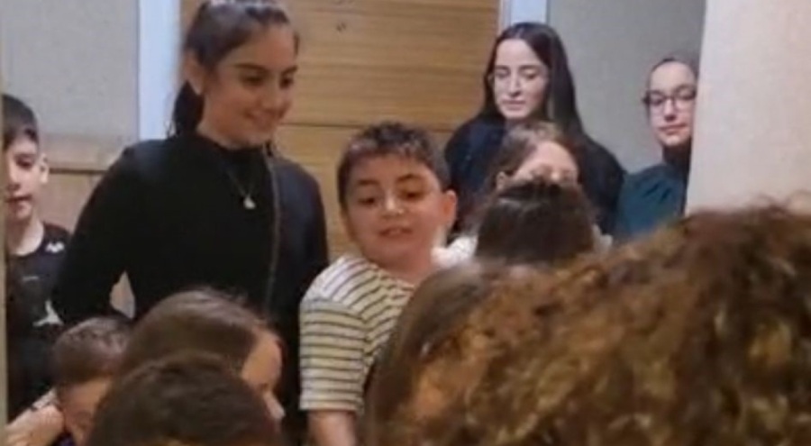 Bursa'da bir yetişkin 20 çocuk kapı kapı bayramlaştı