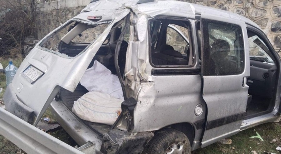 Takla atan kamyonetteki 4 kişi yaralandı