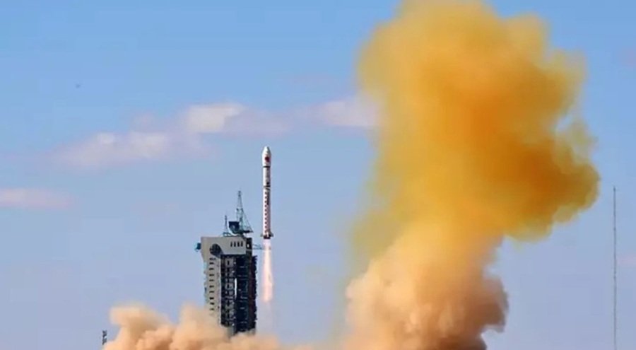 Alman bir şirkete ait test roketi, kalkıştan kısa süre sonra havada patladı