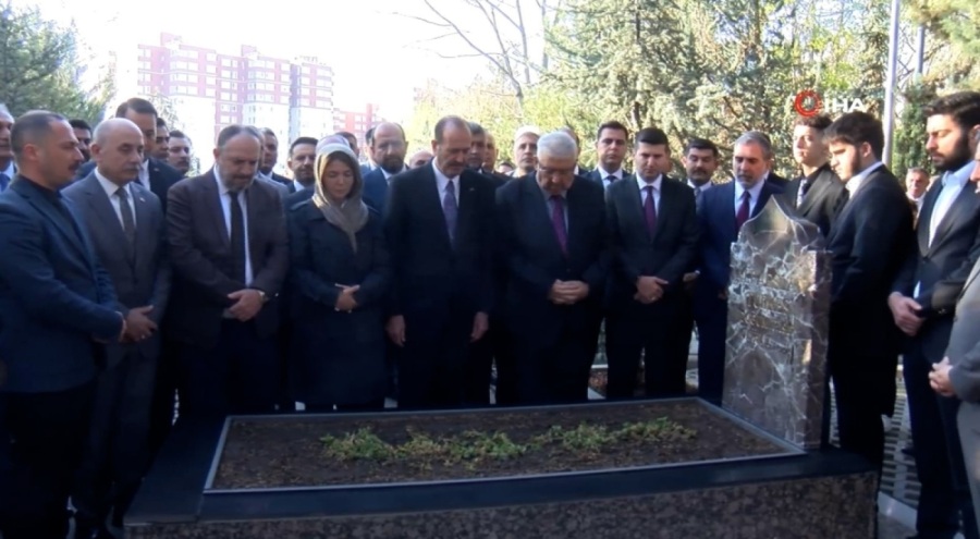 Milliyetçi Hareket Partisi'nden Türkeş'in kabrine ziyaret