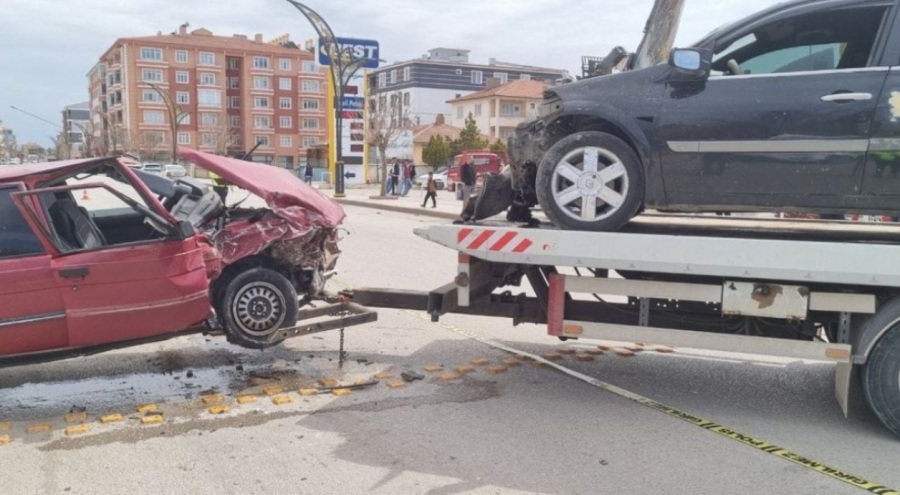 Feci kaza! İki araç da pert oldu, bir yaralı