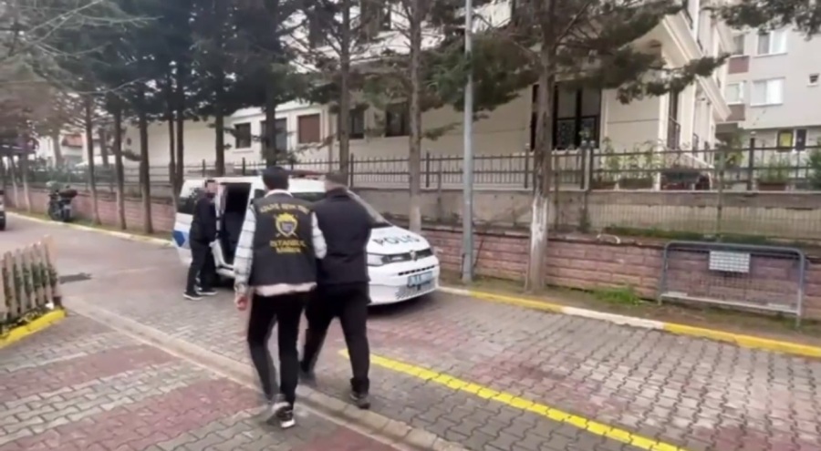 CHP'nin Maltepe'deki mitinginde protokol kapısında yakalandılar! Üstlerinde kelepçe ve sahte polis kimliği de çıktı...