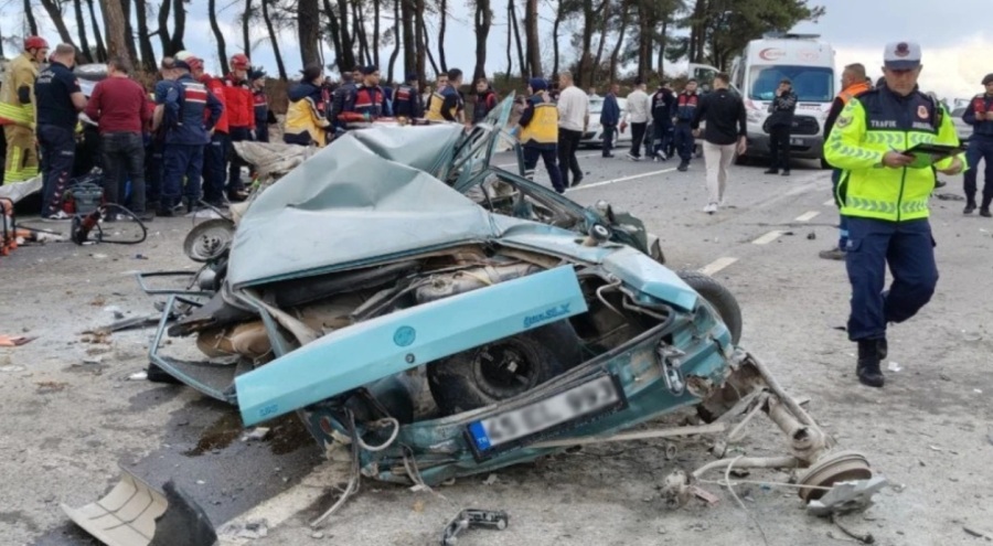Bayram tatilinin ilk gününde zincirleme trafik kazası: Ölü ve yaralılar var