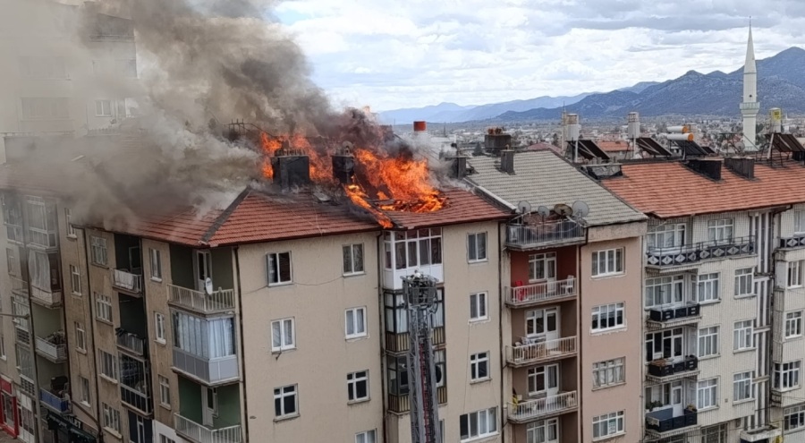 Konya'da apartmanda çıkan yangında 2 kişi dumandan etkilendi