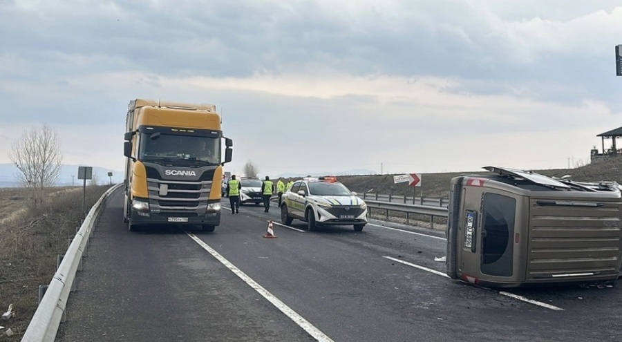 Devrilen hafif ticari araçtaki 2 kişi yaralandı