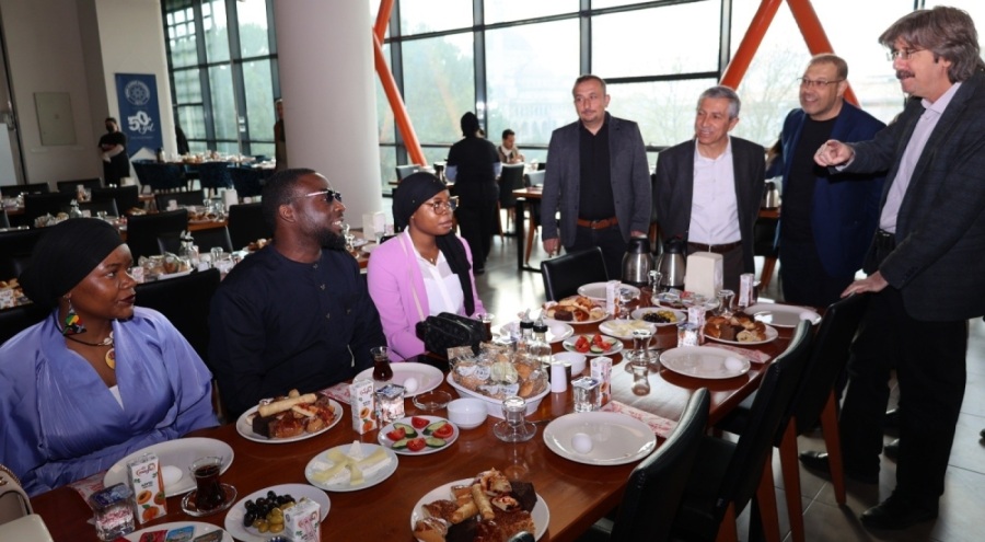 Bursa Uludağ Üniversitesi öğrencileri bayramı hocalarıyla kutladı