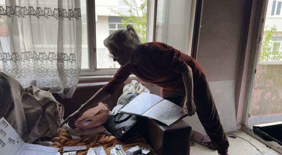 Annesini öldürmek isteyen madde bağımlısı genç başaramayınca evi ateşe verdi