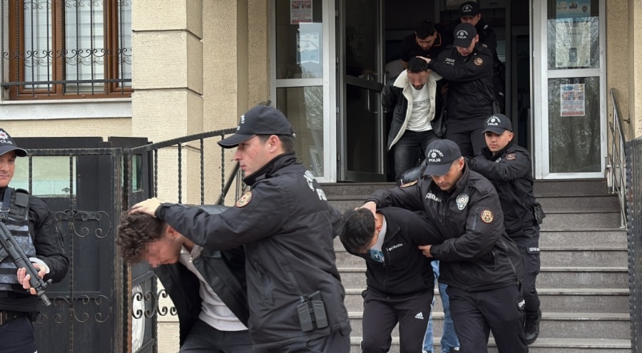 Bayram gecesini kana bulayıp iki kişiyi öldüresiye darp eden 19 şüpheli adliyede