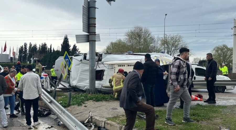 Bursa'da servis aracı bariyerlere çarptı! Ölü ve yaralılar var