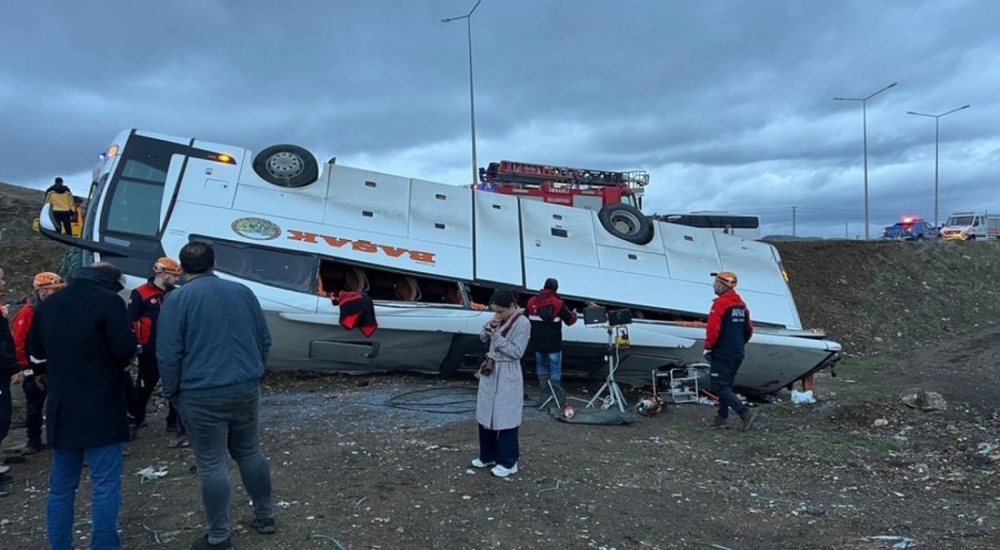 Sivas'ta yolcu otobüsü devrildi: Ölü ve yaralılar var