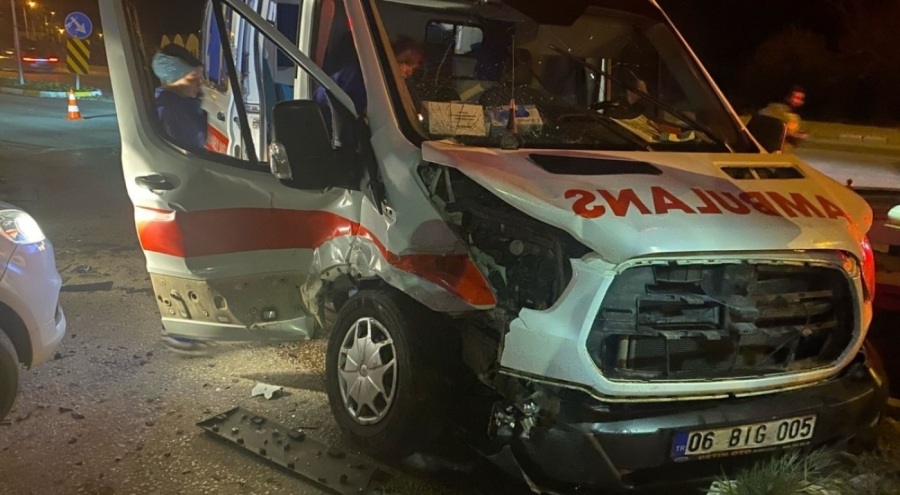 Ambulans ile cip çarpıştı: 9 yaralı