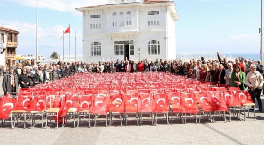 Tutuklanan 301 genç için Bursa'da Türk Bayraklı tepki