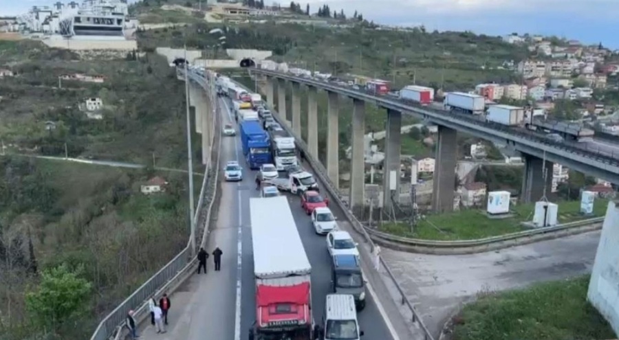 8 araç birbirine girdi: Çok sayıda yaralı var