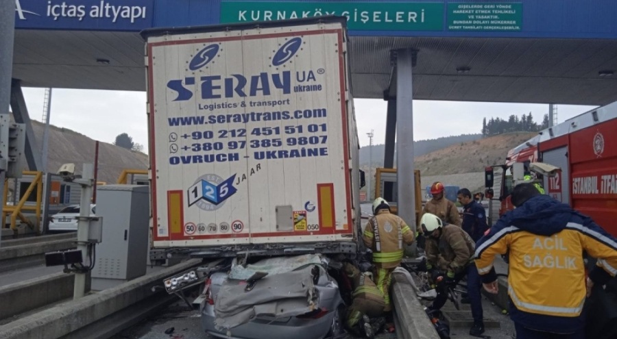 İstanbul'da otomobil tırın altında girdi