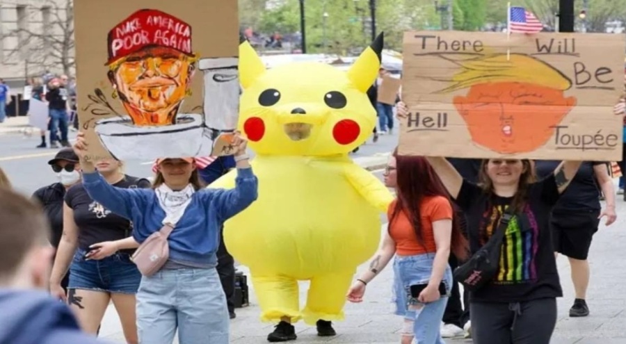 İmamoğlu'na destek eyleminde görülen Pikachu, Trump karşıtı gösterilerde de ortaya çıktı