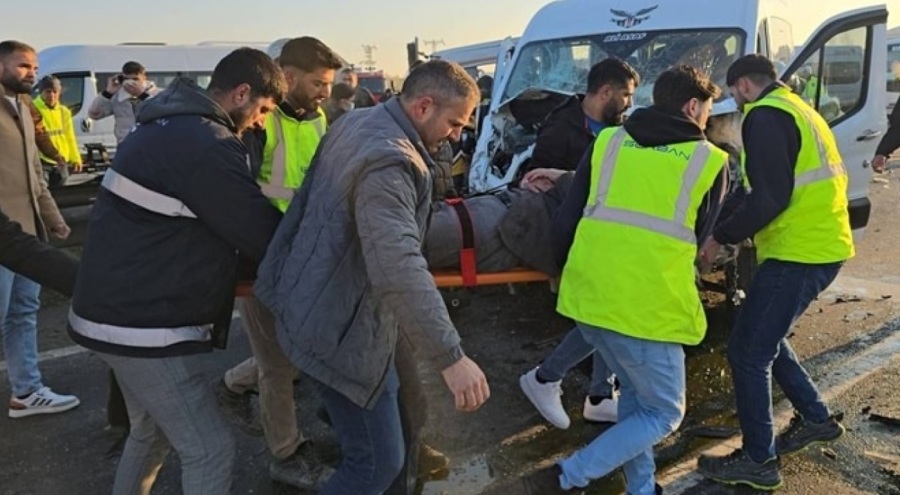 İki işçi servisi kafa kafaya çarpıştı