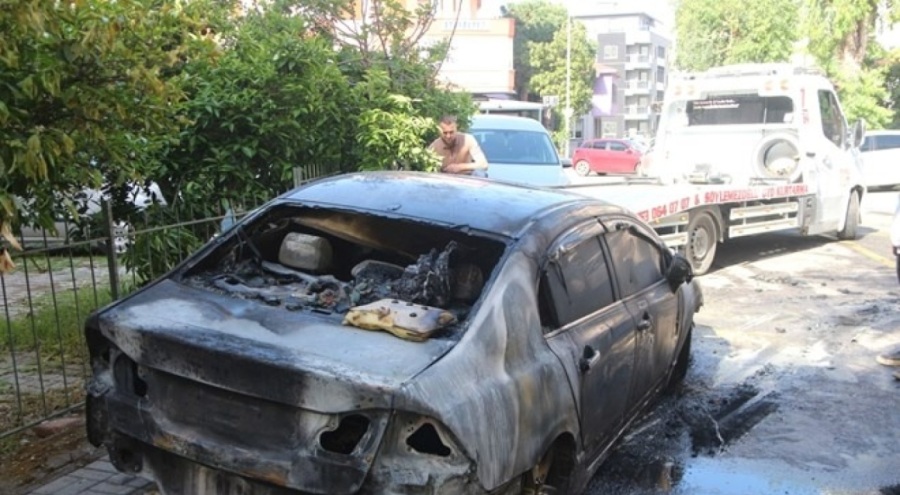 Park halindeki otomobil alevlere teslim oldu